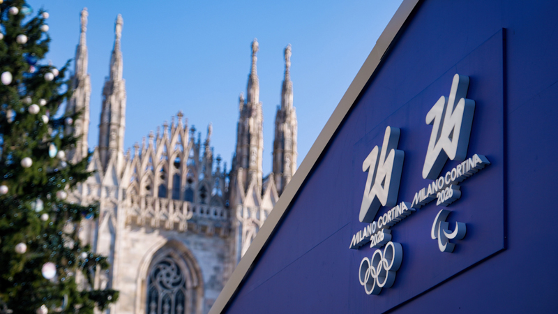 Duomo di Milano e logo Olimpiadi Milano Cortina 2026